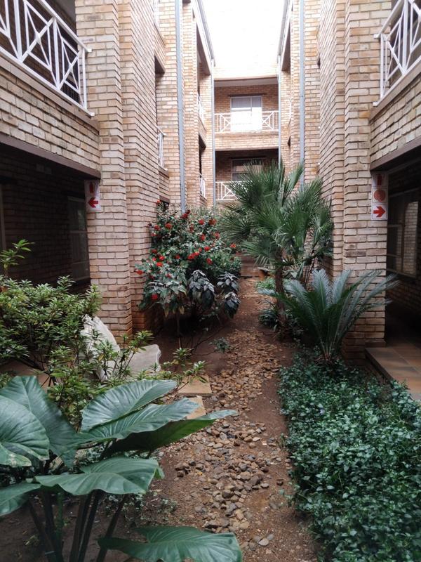To Let 1 Bedroom Property for Rent in Kannoniers Park North West